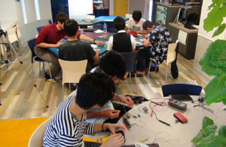 東京大学の学生と共同で中学生向けの「知識創造型 理科実験教室」を開催